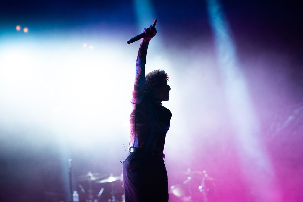 Der Sänger Oli Sykes der Band Bring Me The Horizon bei der Performance auf der Bühne