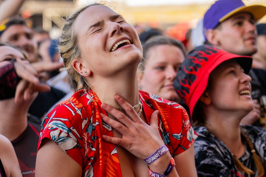 Eine Konzertbesucherin singt inbrünstig mit