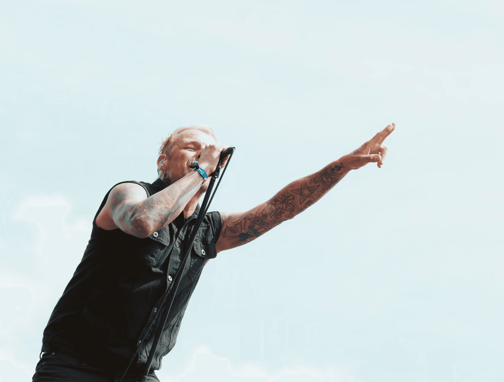 Der Sänger der Band Donots auf der Bühne