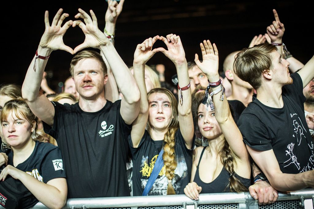 Festivalbesucher, die mit beiden Händen ein Herz formen