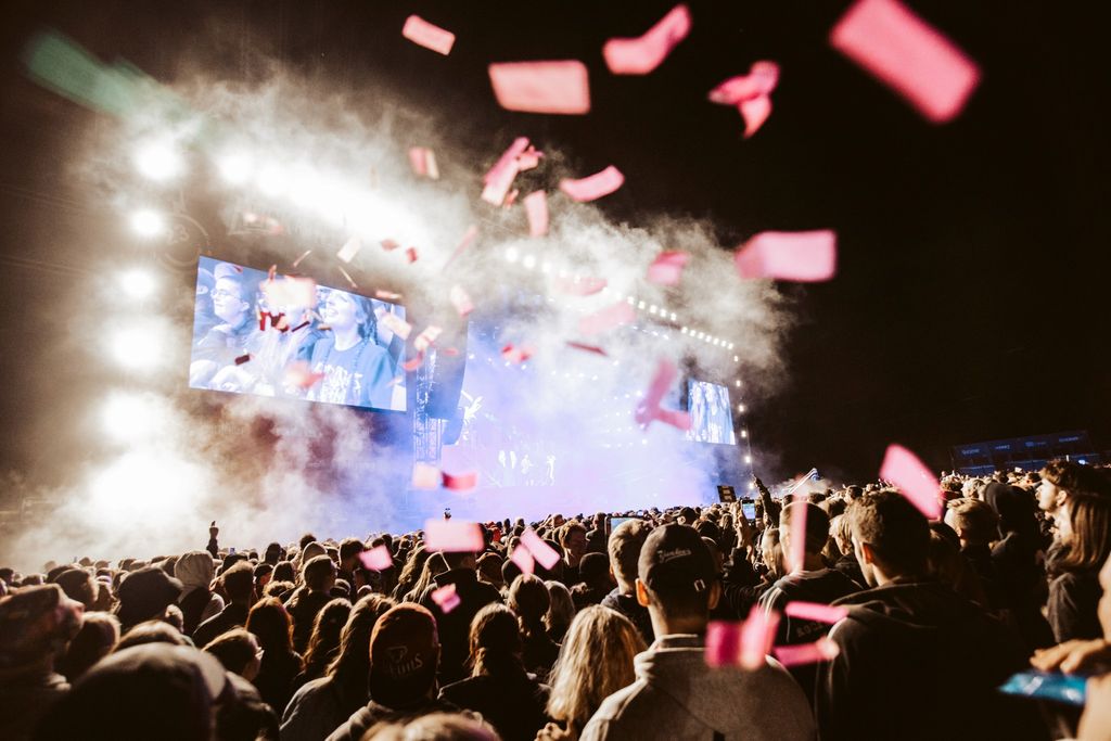 Ein Blick aus dem Publikum auf eine Festivalbühne mit viel Konfetti