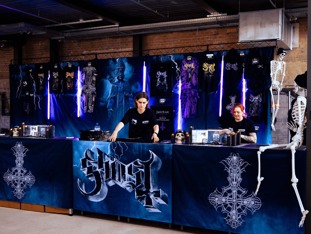 Ein Verkaufsstand in einer Lagerhalle für die Band Ghost