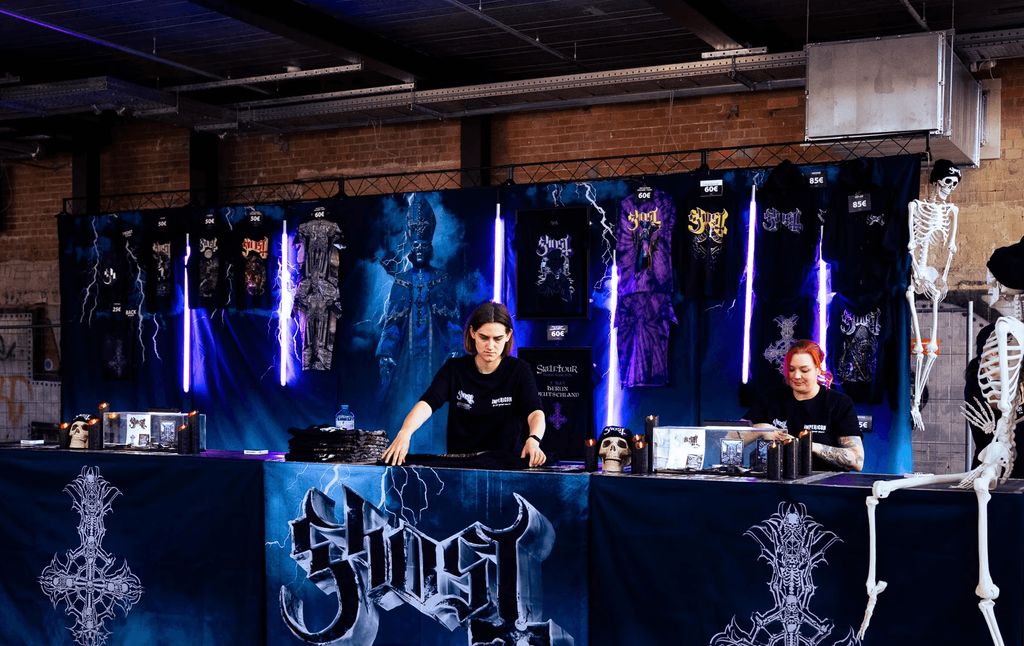 Ein Verkaufsstand in einer Lagerhalle für die Band Ghost