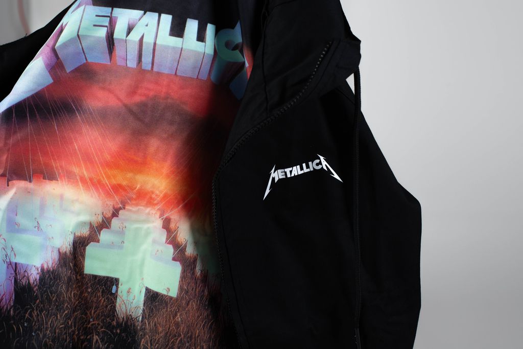 Eine Jacke der Band Metallica mit Aufdruck