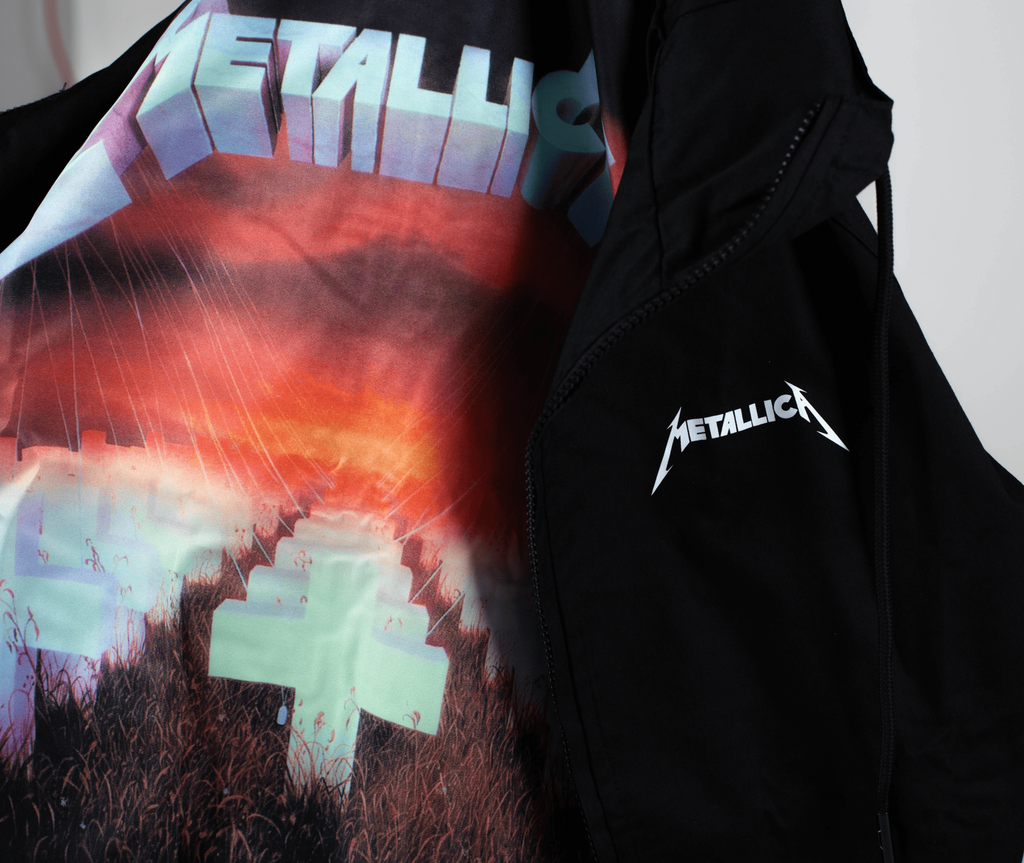 Eine Jacke der Band Metallica mit Aufdruck