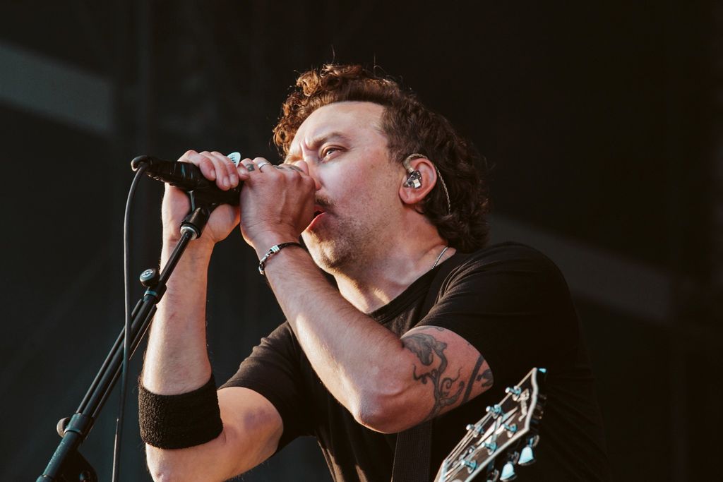 Der Sänger von Rise Against am Mikro auf einem Festival.