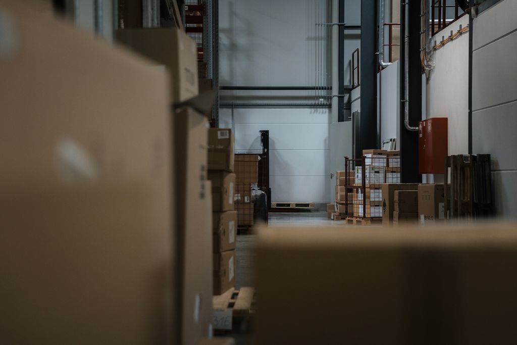 Warenlager mit vielen Kartonagen zu sehen